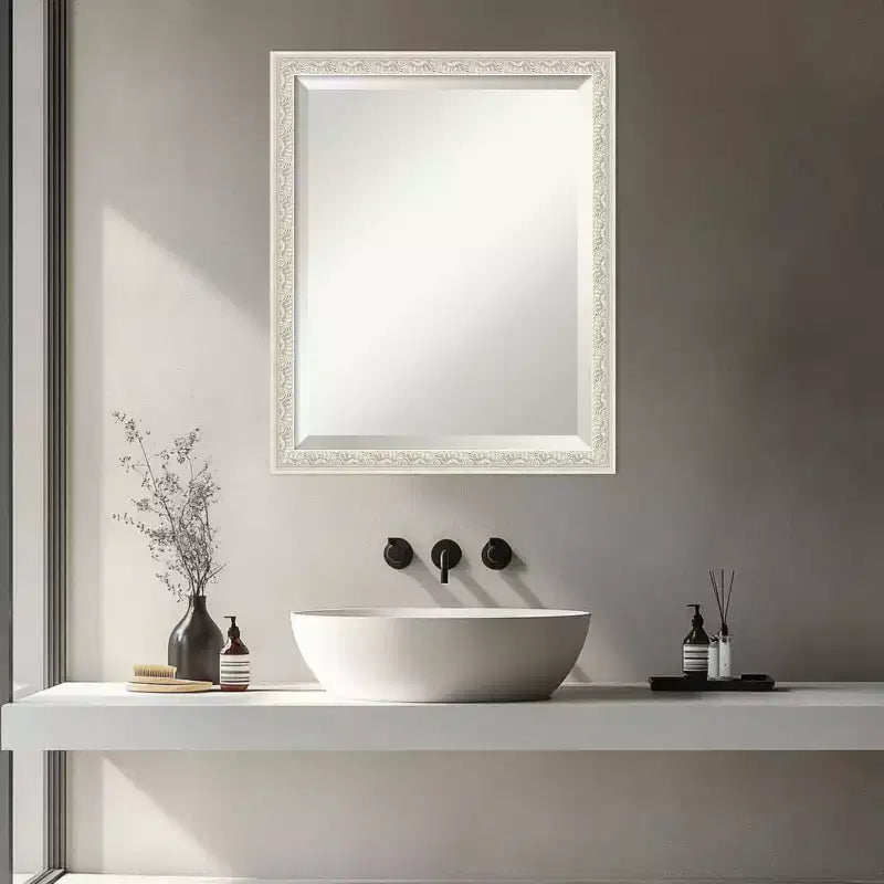 Miroir mural biseauté encadré de bois pour coiffeuse