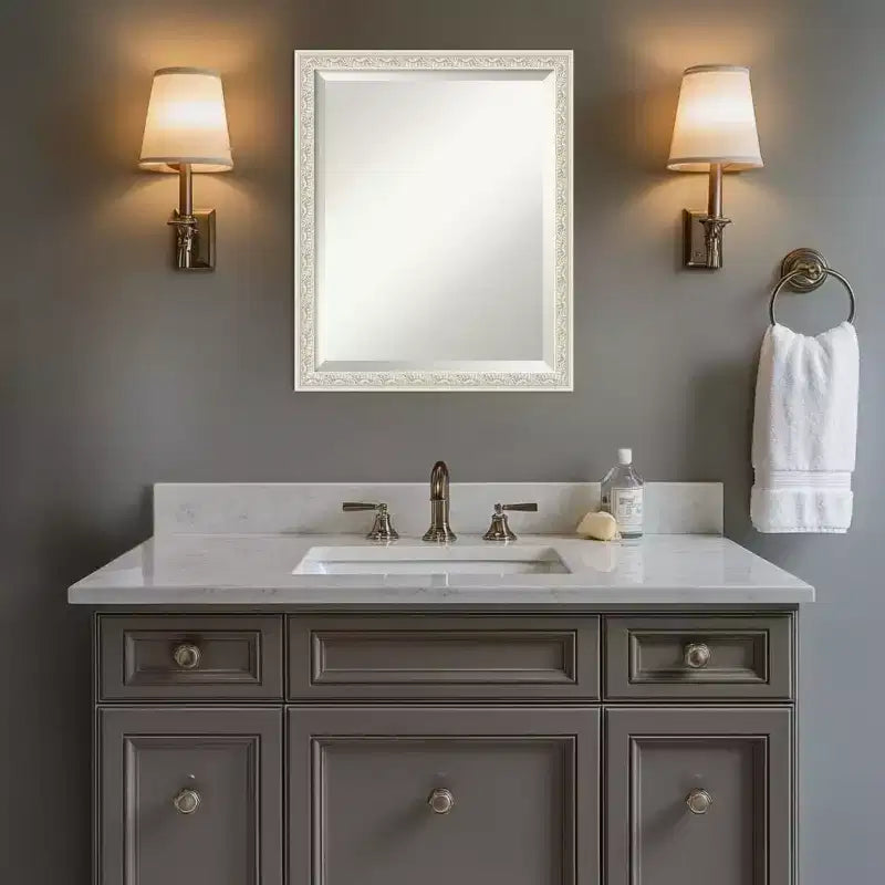 Miroir mural biseauté encadré de bois pour coiffeuse