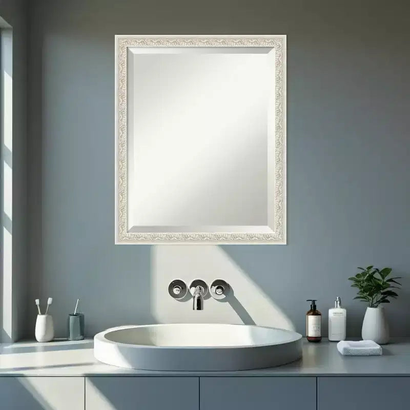 Miroir mural biseauté encadré de bois pour coiffeuse