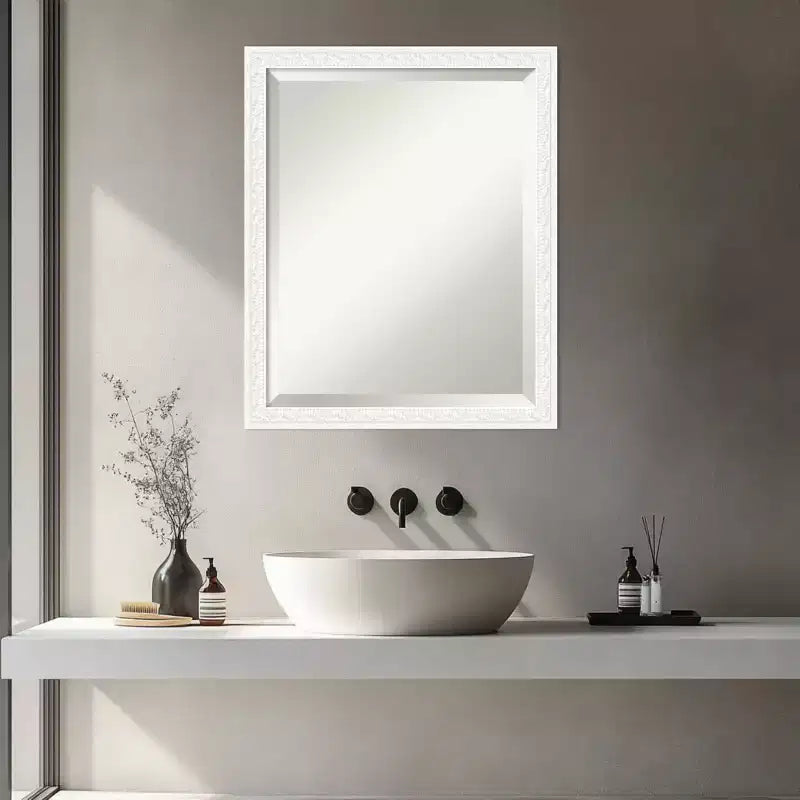 Miroir mural biseauté encadré de bois pour coiffeuse