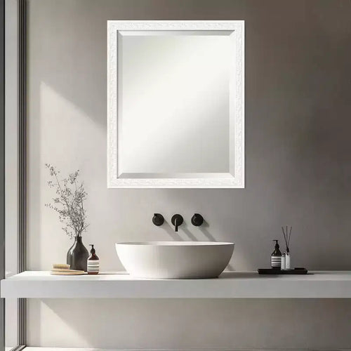 Miroir mural biseauté encadré de bois pour coiffeuse