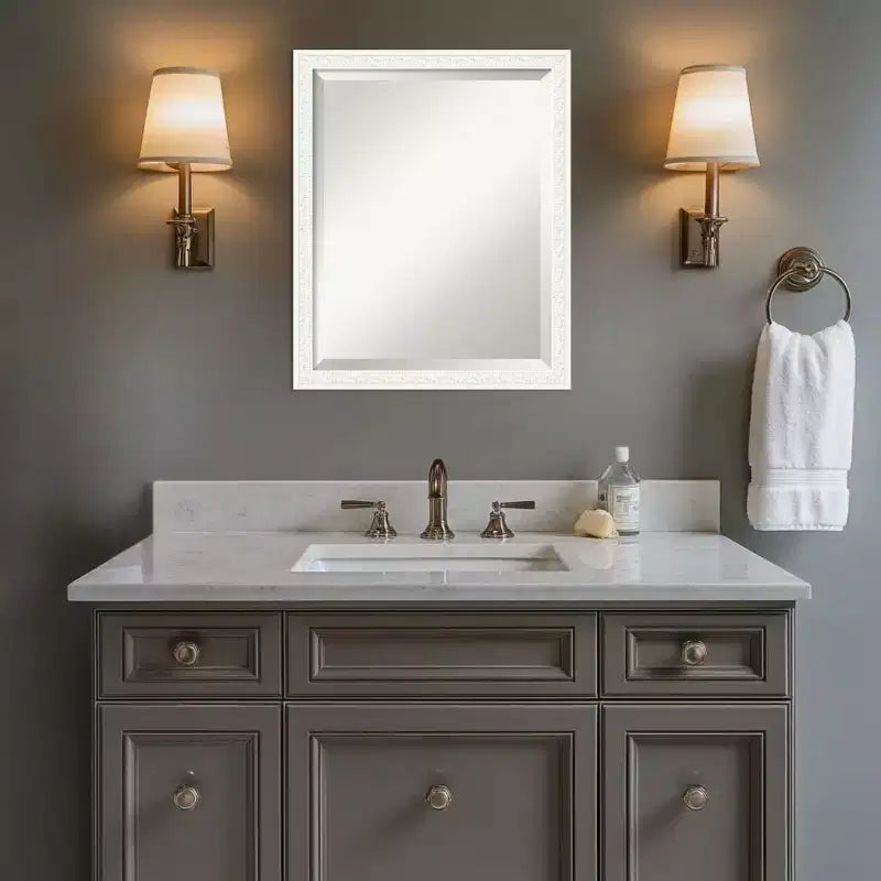 Miroir mural biseauté encadré de bois pour coiffeuse
