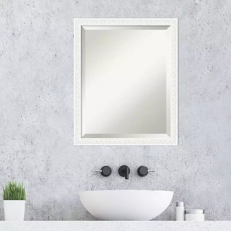 Miroir mural biseauté encadré de bois pour coiffeuse