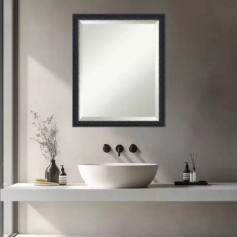Miroir mural biseauté encadré de bois pour coiffeuse