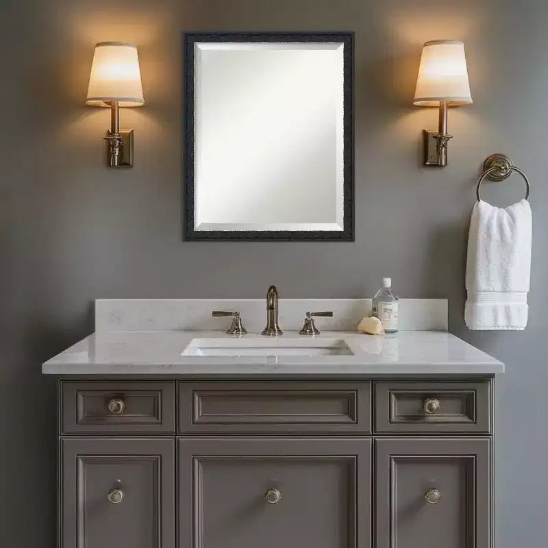Miroir mural biseauté encadré de bois pour coiffeuse