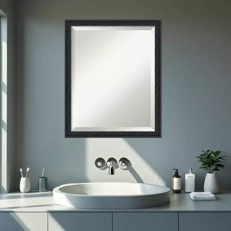 Miroir mural biseauté encadré de bois pour coiffeuse