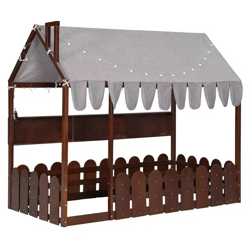 Lit cabane avec barrières et toit de tente