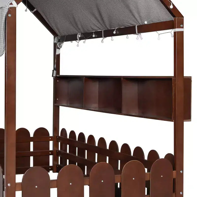 Lit cabane avec barrières et toit de tente